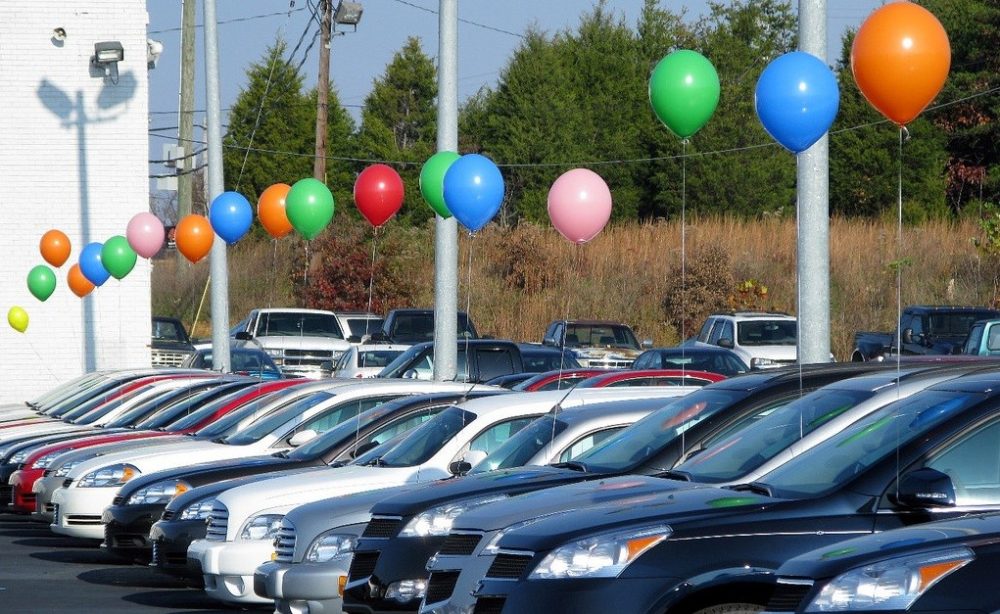 cars on sale whit balloons