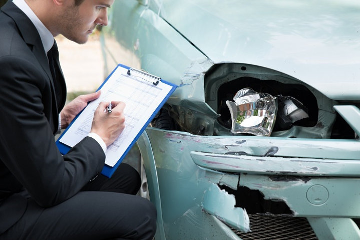 insurance worker, rating a damashed car